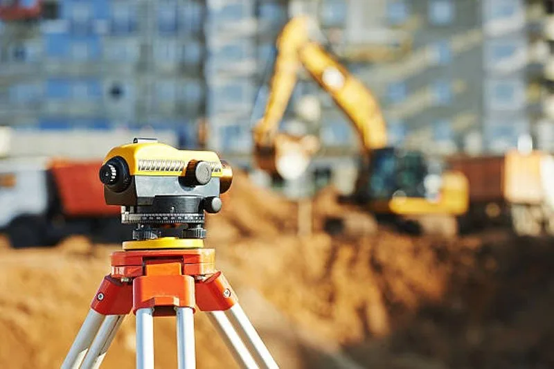 Surveying level instrument on a tripod at a construction site – land surveying in Bhopal